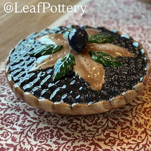 Vintage Ceramic Pie Dish with Blueberry Design/Pie Dish/ Pie Storage/Vintage Kitchen/ Pie Carrier: Pie plate/ Pie Server