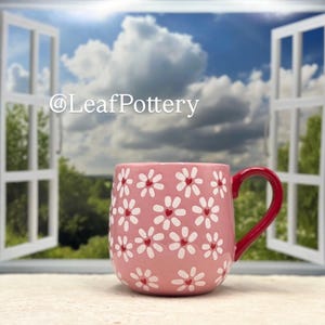 Taza de cerámica de 18 oz con corazones pintados a mano, margaritas, rosas y rojas, taza de cerámica, taza de café, taza de té y café, tazas, regalo, regalo de cumpleaños, día de San Valentín
