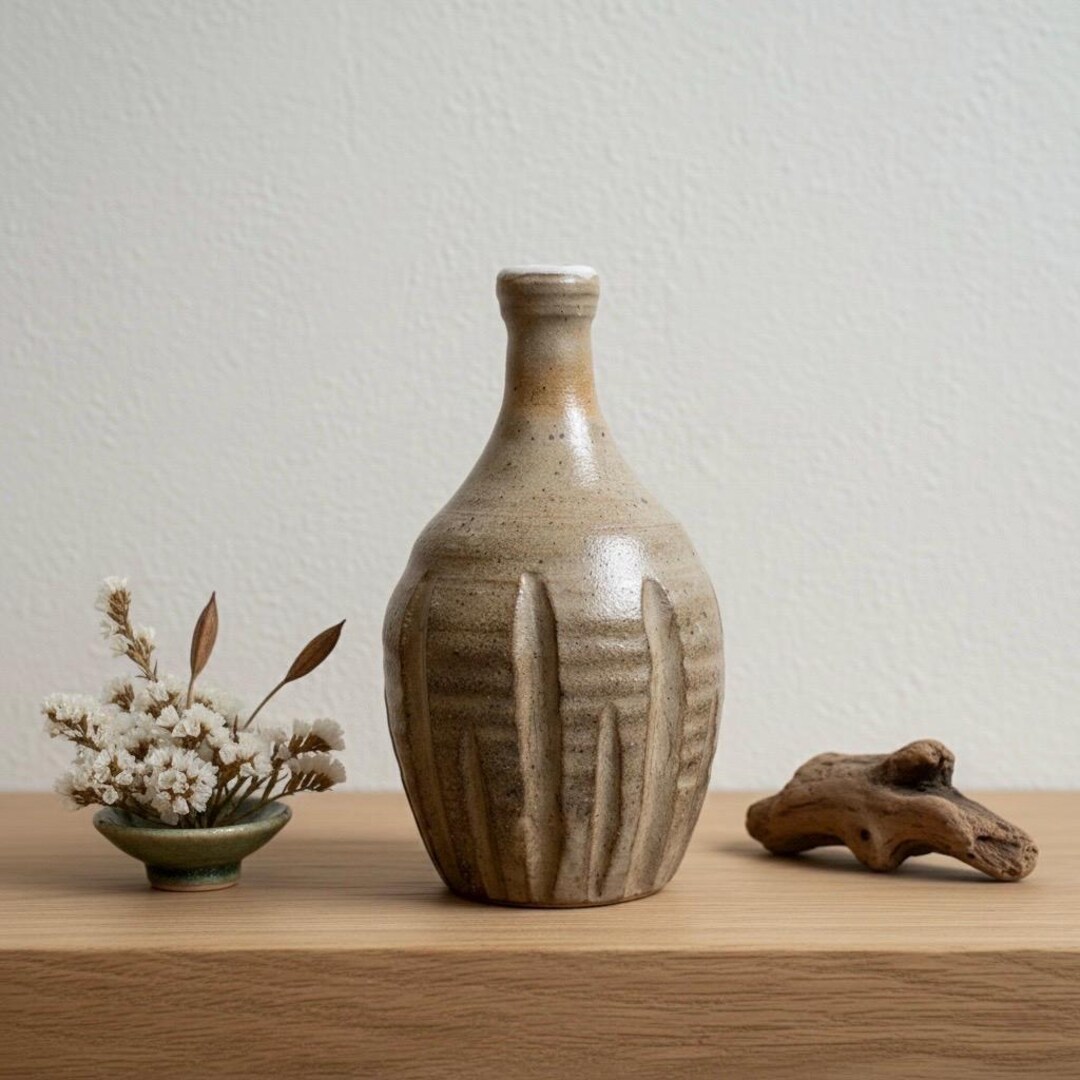 ヴィンテージスタジオ陶器 縦溝のあるつぼみ型花瓶 – 手絞りストーン