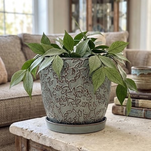 Maceta cilíndrica de cerámica turquesa con diseño floral, platillo incorporado y orificio de drenaje / Maceta decorativa de 20 cm para interiores y exteriores / Elegante para el hogar