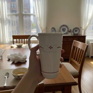 Taza alta vitrificada de cerámica Longaberger – Tradiciones tejidas en color marfil con detalles granates – Taza de café de cerámica de 375 ml – Fabricada en EE. UU.