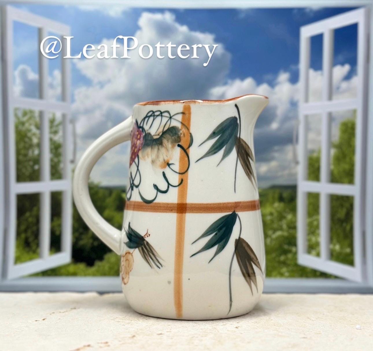 ヴィンテージの芸術的な陶器のピッチャー、マルチカラーの花柄デザイン