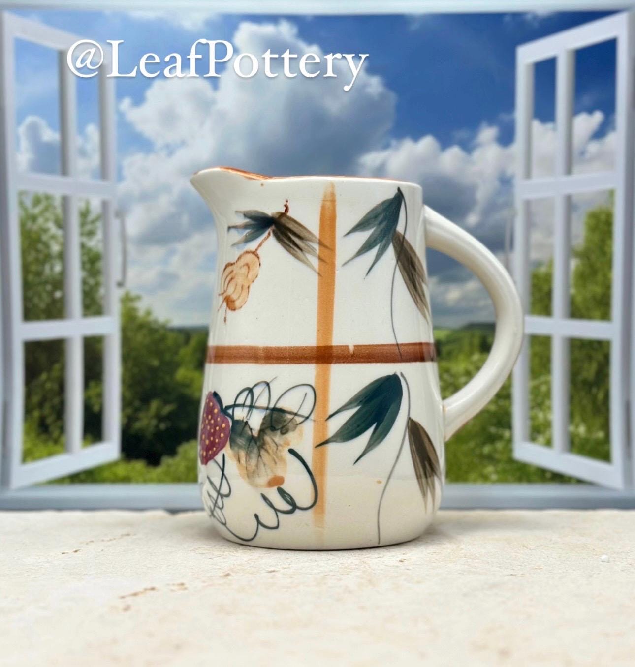 ヴィンテージ 花柄装飾の陶器瓶 ヴィンテージの芸術的な陶器の