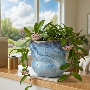 Cache-pot en céramique émaillée à motifs tourbillonnants bleus et blancs mouchetés - Pot de 15 cm fait main avec trou de drainage et bord torsadé