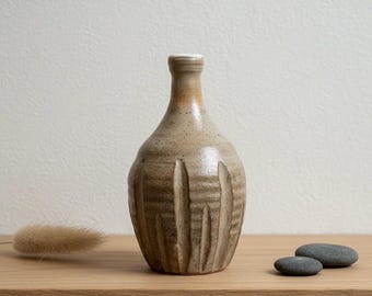 ヴィンテージスタジオ陶器 縦溝のあるつぼみ型花瓶 – 手絞りストーン