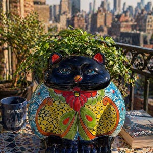 Maceta grande de Talavera con forma de gato - Cerámica mexicana pintada a mano - Maceta con figura de animal colorida - Regalo único para amantes de los gatos - Maceta