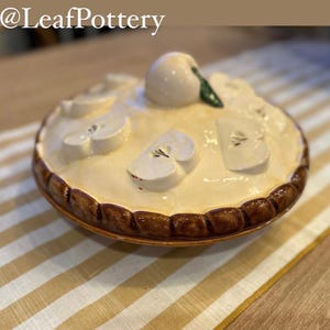 Vintage Ceramic Covered Apple Pie Keeper/ Apple pie dish/Apple pie Bakeware/Kitchen Pie Dish/Birthday Gift