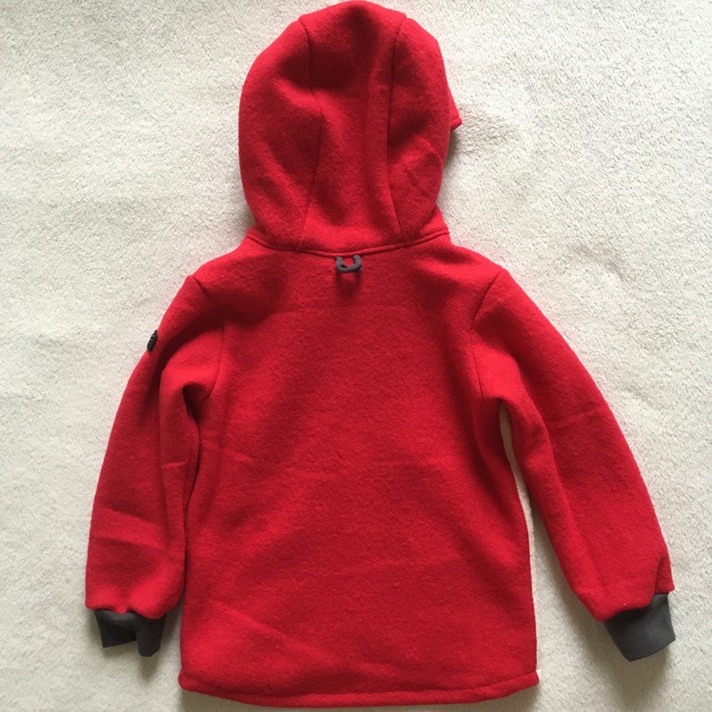 Children's jacket in boiled wool, unisex, with hood and pocket, in red-pink-white image 4