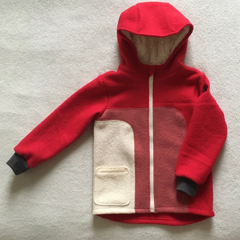 Children's jacket in boiled wool, unisex, with hood and pocket, in red-pink-white image 3