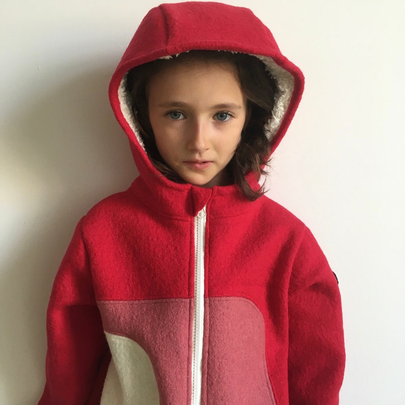 Children's jacket in boiled wool, unisex, with hood and pocket, in red-pink-white image 1