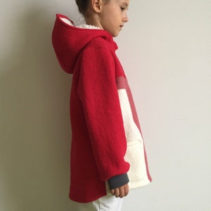 Children's jacket in boiled wool, unisex, with hood and pocket, in red-pink-white image 6