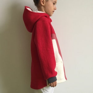 Kinderjasje van gekookte wol, unisex, met capuchon en zak, in rood-roze-wit afbeelding 6