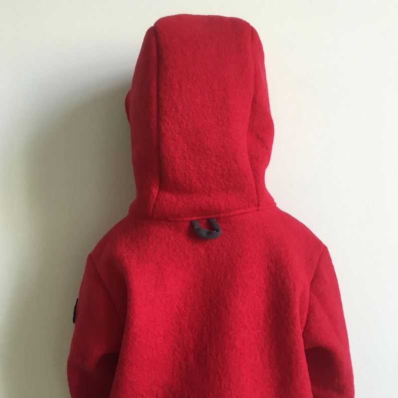 Children's jacket in boiled wool, unisex, with hood and pocket, in red-pink-white image 2