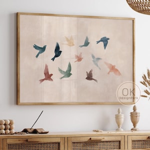 Puede incluir: Una taza de cerámica blanca con un asa negra y el texto "But First, Coffee" en negrita negra. La taza está sobre una superficie de madera. La taza está vacía.