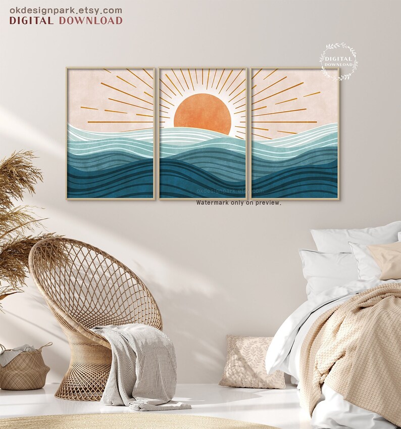 Peut inclure: Un ensemble de trois impressions d'art abstrait repr&eacute;sentant un coucher de soleil stylis&eacute; au-dessus de l'oc&eacute;an. Les impressions sont dans des tons de bleu, d'orange et d'or. Les impressions sont parfaites pour un style de d&eacute;coration int&eacute;rieure moderne ou minimaliste.