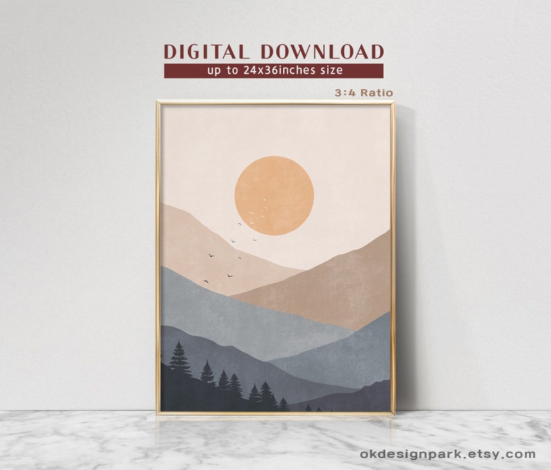 Pode incluir: Impress&atilde;o digital de arte abstrata com uma paisagem estilizada com um grande sol laranja, montanhas azuis e marrons e uma fileira de &aacute;rvores verde-escuras em primeiro plano.
