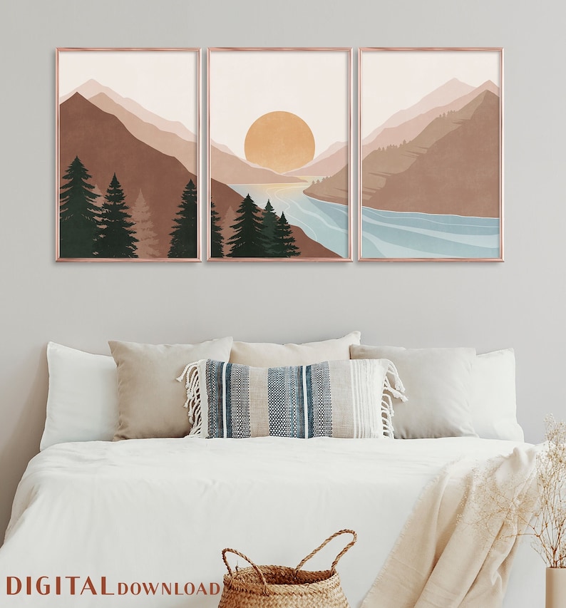 K&ouml;nnte beinhalten: Ein Set aus drei digitalen Drucken mit einer minimalistischen Landschaft mit Bergen, einem See und einer Sonne. Die Drucke sind in Braun-, Blau- und Rosat&ouml;nen gehalten.