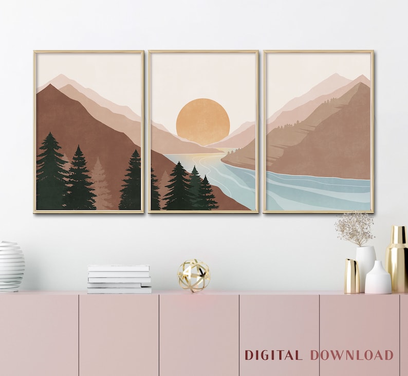 K&ouml;nnte beinhalten: Ein Set aus drei digitalen Drucken, die eine minimalistische Landschaft mit Bergen, einem See und einer untergehenden Sonne zeigen. Die Drucke sind in Braun-, Beige- und Blaut&ouml;nen gehalten.