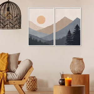 Pode incluir: Duas impress&otilde;es emolduradas de paisagens montanhosas abstratas com um sol no canto superior esquerdo da primeira impress&atilde;o e um grupo de &aacute;rvores no canto direito da segunda impress&atilde;o.