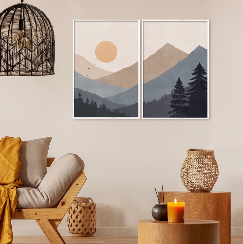 Pode incluir: Duas impress&otilde;es emolduradas de paisagens montanhosas abstratas com um sol no canto superior esquerdo da primeira impress&atilde;o e um grupo de &aacute;rvores no canto direito da segunda impress&atilde;o.