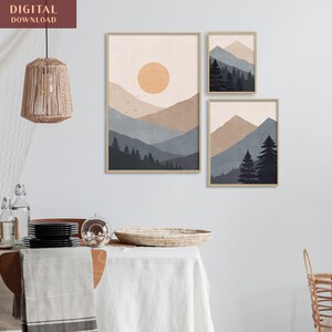 Pode incluir: Tr&ecirc;s impress&otilde;es abstratas de paisagens com um estilo minimalista. As impress&otilde;es apresentam uma cordilheira com um sol no c&eacute;u, uma cordilheira com uma floresta e uma cordilheira com uma floresta. As impress&otilde;es est&atilde;o emolduradas em uma moldura de madeira clara.