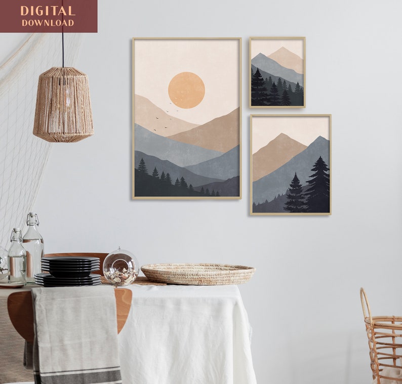 Pode incluir: Tr&ecirc;s impress&otilde;es abstratas de paisagens com um estilo minimalista. As impress&otilde;es apresentam uma cordilheira com um sol no c&eacute;u, uma cordilheira com uma floresta e uma cordilheira com uma floresta. As impress&otilde;es est&atilde;o emolduradas em uma moldura de madeira clara.