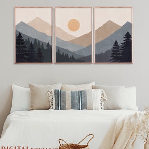 Pode incluir: Um conjunto de tr&ecirc;s impress&otilde;es abstratas de paisagens com um estilo minimalista. As impress&otilde;es representam uma cordilheira com um sol na impress&atilde;o do meio. As montanhas s&atilde;o em tons de azul e marrom, com uma floresta de &aacute;rvores verde-escuras em primeiro plano.