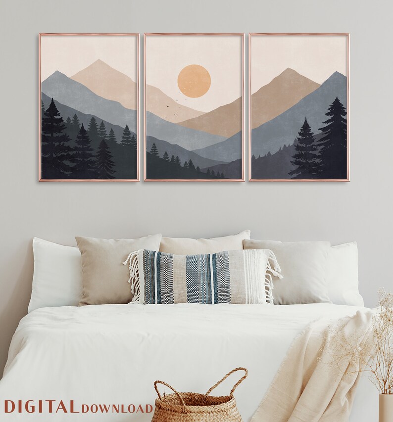 Pode incluir: Um conjunto de tr&ecirc;s impress&otilde;es abstratas de paisagens com um estilo minimalista. As impress&otilde;es representam uma cordilheira com um sol na impress&atilde;o do meio. As montanhas s&atilde;o em tons de azul e marrom, com uma floresta de &aacute;rvores verde-escuras em primeiro plano.