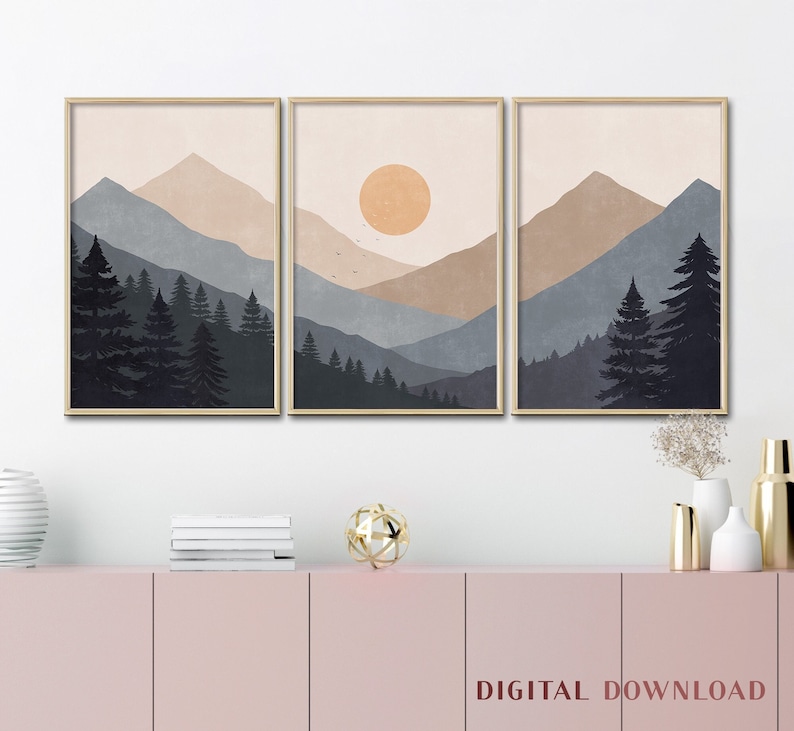 Pode incluir: Um conjunto de tr&ecirc;s impress&otilde;es digitais que apresentam uma paisagem minimalista com montanhas, um sol e &aacute;rvores em tons de azul, marrom e bege. As impress&otilde;es s&atilde;o perfeitas para uma est&eacute;tica de decora&ccedil;&atilde;o moderna para o lar.