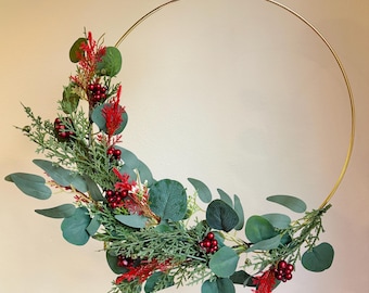 Guirlanda de Cedro Moderna para o Inverno – Guirlanda Dourada com Frutos Vermelhos e Eucalipto, Folhagem de Cedro – Decoração Minimalista para Porta de Entrada nas Festas de Fim de Ano