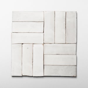 Peut inclure: Agencement carré de carreaux rectangulaires blancs. Les carreaux sont disposés selon un motif, certains étant orientés verticalement et d'autres horizontalement, créant un design géométrique. Les carreaux ont une surface légèrement texturée.