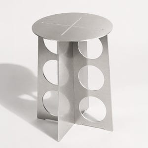 Mesa auxiliar de aluminio Kinver / Taburete minimalista de metal industrial / Fabricado en el Reino Unido