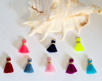Small pompom, 18 mm gold thread
