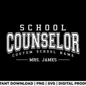 Może przedstawiać: Czarna grafika z białym tekstem: "SCHOOL COUNSELOR" w czcionce uniwersyteckiej, poniżej "CUSTOM SCHOOL NAME" i "MRS. JAMES". Słowa są wygięte. Na dole "INSTANT DOWNLOAD | PNG | SVG | DIGITAL PRODUCT".