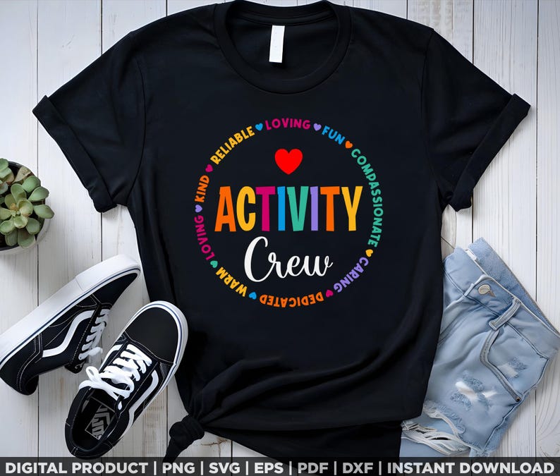 K&ouml;nnte beinhalten: Schwarzes T-Shirt mit einem regenbogenfarbenen Kreis, auf dem "Activity Crew" steht und der von den W&ouml;rtern "Loving, Kind, Reliable, Loving, Fun, Compassionate, Caring, Dedicated, Warm" umgeben ist.