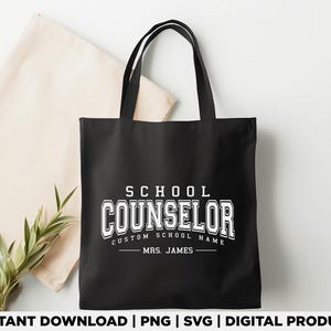 Może przedstawiać: Czarna torba z białym napisem "SCHOOL COUNSELOR", "CUSTOM SCHOOL NAME" i "MRS. JAMES". Torba ma dwa czarne uchwyty. Beżowa szmatka i zielona roślina są w tle. Torba leży na jasnej powierzchni.