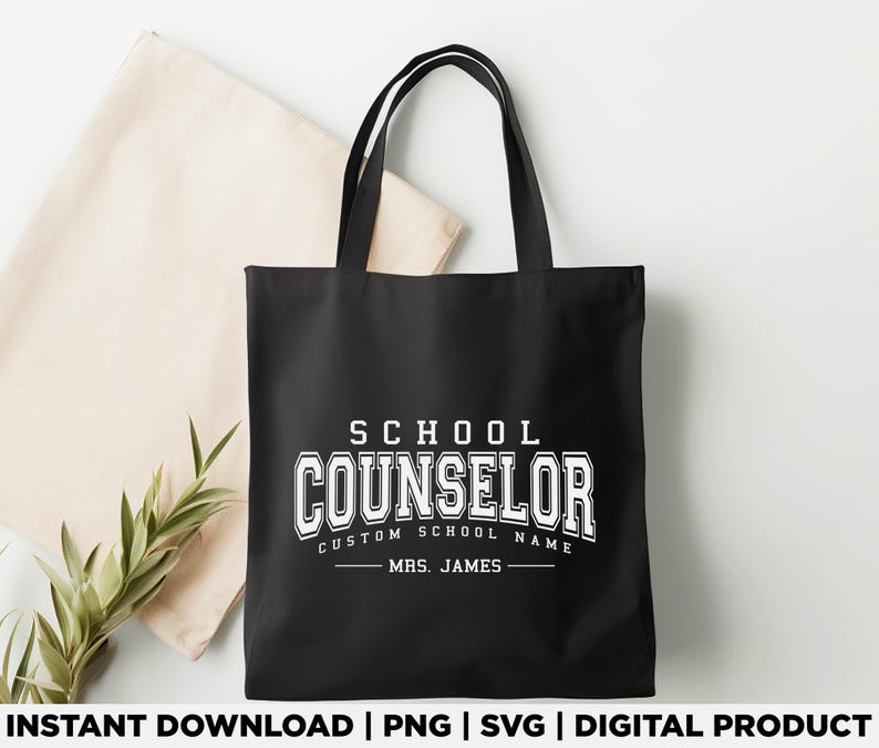 Może przedstawiać: Czarna torba z białym napisem "SCHOOL COUNSELOR", "CUSTOM SCHOOL NAME" i "MRS. JAMES". Torba ma dwa czarne uchwyty. Beżowa szmatka i zielona roślina są w tle. Torba leży na jasnej powierzchni.