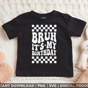 Puede incluir: Camiseta negra con texto blanco que dice "Bruh it's my birthday" en una fuente retro. El texto est&aacute; rodeado por un patr&oacute;n a cuadros.