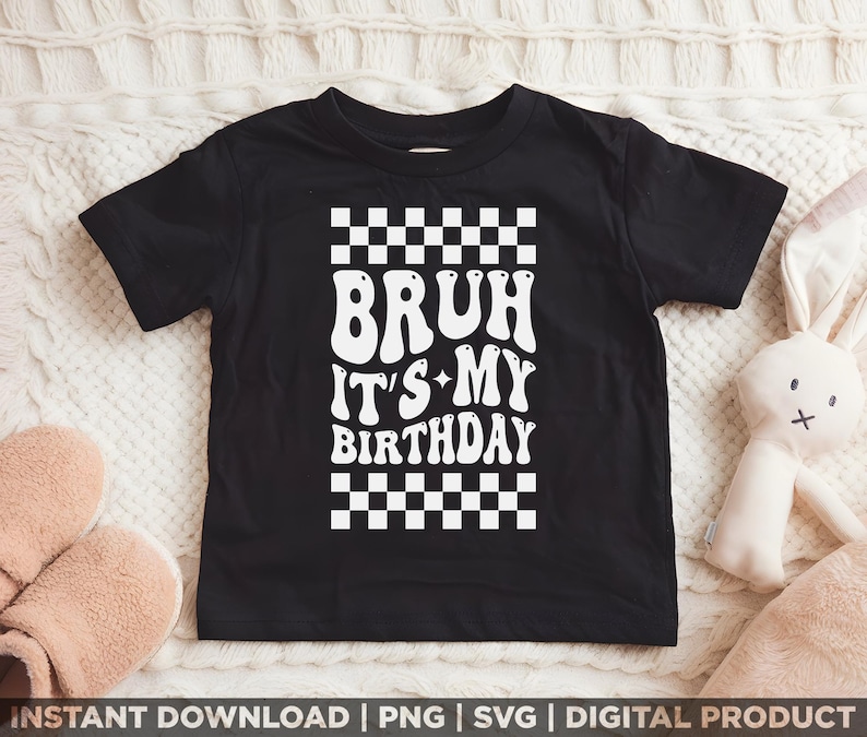 Puede incluir: Camiseta negra con texto blanco que dice "Bruh it's my birthday" en una fuente retro. El texto est&aacute; rodeado por un patr&oacute;n a cuadros.