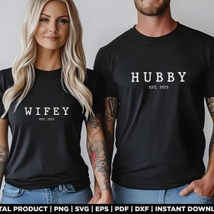 Puede incluir: Dos camisetas negras con texto blanco. La primera camiseta dice "WIFEY EST. 2025" y la segunda camiseta dice "HUBBY EST. 2025".