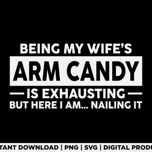 Könnte beinhalten: Schwarzer Hintergrund mit weißem Text: "MEINE FRAU'S ARM CANDY ZU SEIN IST ANSTRENGEND, ABER HIER BIN ICH... ICH SCHAFFE ES!" Der Text ist fett und klar, geeignet für digitale Produkte.