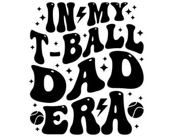 Puede incluir: Diseño gráfico en blanco y negro con el texto "IN MY T-BALL DAD ERA" en una fuente retro. El diseño incluye rayos, estrellas y pelotas de béisbol. Las palabras están en negrita, con una fuente redondeada. La parte inferior de la imagen incluye el texto "DIGITAL PRODUCT | PNG | SVG | INSTANT DOWNLOAD".