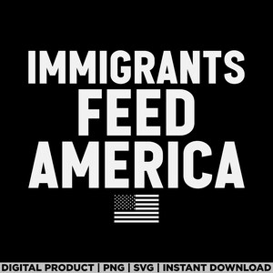 以下が含まれることがあります： 黒い背景に白い文字で「Immigrants Feed America」と書いてあり、その下にアメリカの国旗があります。