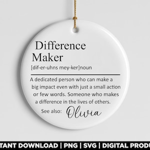Peut inclure: Ornement rond en céramique blanche avec une ficelle dorée pour l'accrocher. Il affiche le texte "Difference Maker" avec une définition et le nom "Olivia". Produit numérique.