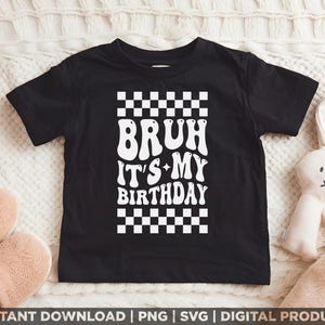 Puede incluir: Camiseta negra con un patr&oacute;n de cuadros blancos y el texto "Bruh it's my birthday" en blanco con una fuente retro.