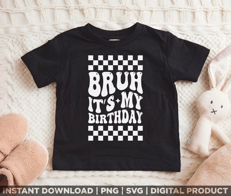 Puede incluir: Camiseta negra con un patr&oacute;n de cuadros blancos y el texto "Bruh it's my birthday" en blanco con una fuente retro.