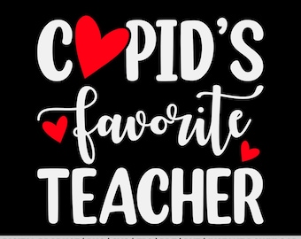 以下が含まれることがあります： 黒い背景に白い文字で「Cupid's favorite teacher」と書いてあり、テキストの周りに赤いハートがあります。デジタル製品、PNG、SVG、EPS、PDF、DXF、即時ダウンロード。