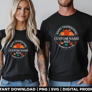 Peut inclure: T-shirts noirs avec un motif circulaire pour Thanksgiving 2025. Le design comprend des citrouilles oranges, des feuilles d'automne et le texte "HAPPY THANKSGIVING", "CUSTOM NAME" et "thankful for my tribe".