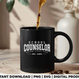 Może przedstawiać: Czarny ceramiczny kubek z napisem "SCHOOL COUNSELOR" białymi literami. Wyświetlany jest r&oacute;wnież tekst "CUSTOM SCHOOL NAME" i "MRS. JAMES". Kawa jest wlewana do kubka. Kubek stoi na drewnianej powierzchni.