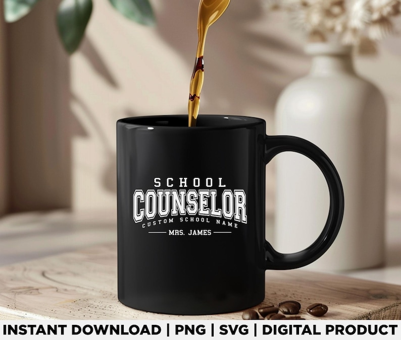 Może przedstawiać: Czarny ceramiczny kubek z napisem "SCHOOL COUNSELOR" białymi literami. Wyświetlany jest r&oacute;wnież tekst "CUSTOM SCHOOL NAME" i "MRS. JAMES". Kawa jest wlewana do kubka. Kubek stoi na drewnianej powierzchni.
